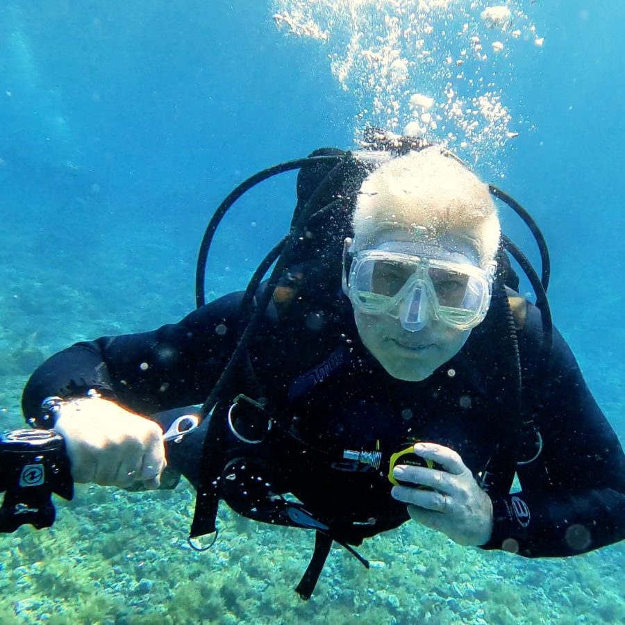 Hombre bajo el agua con equipo de buceo, reaprendiendo