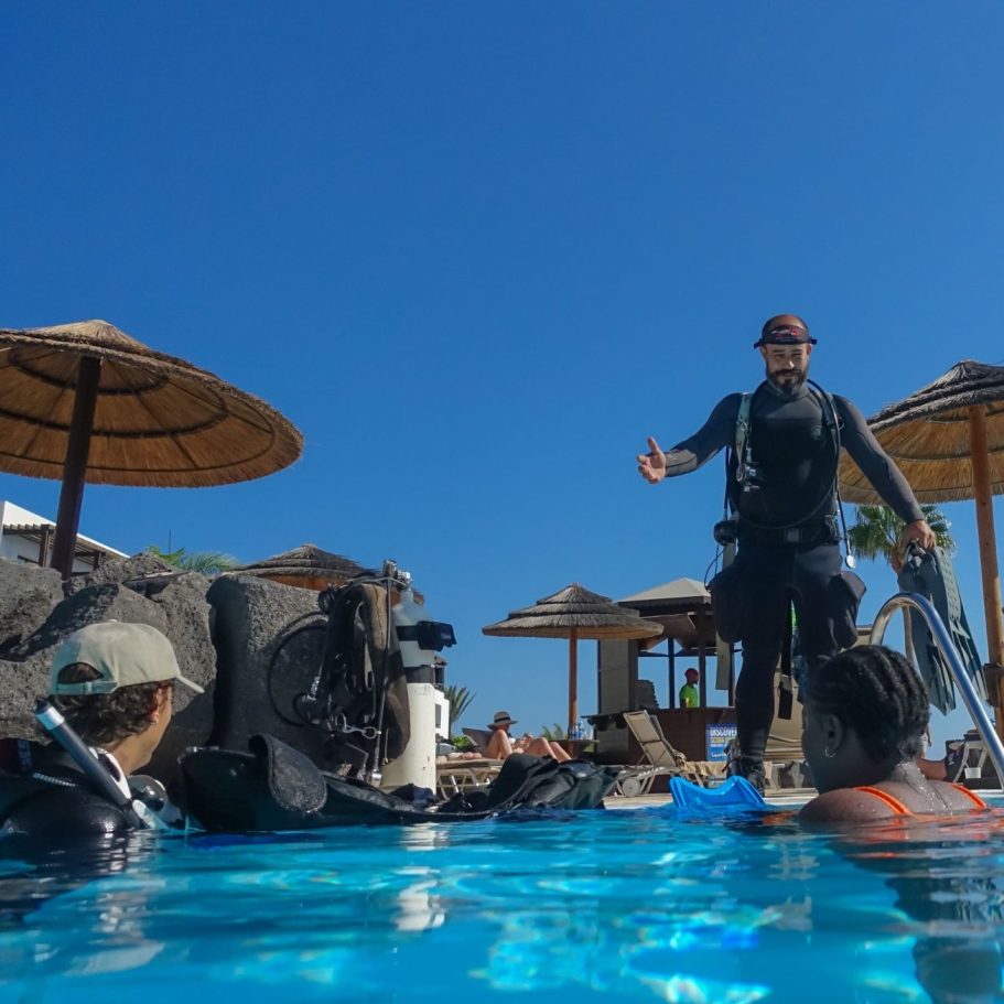 grupo de gente aprendiendo buceo en la piscina