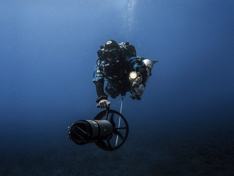 buceo diverso. Buceadora con un scooter haciendo buceo técnico